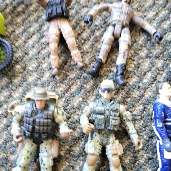 Military Army Soldier Action Figures Large Lot x 9 With Boat Moto Accessories T7 - Picture 5 of 7